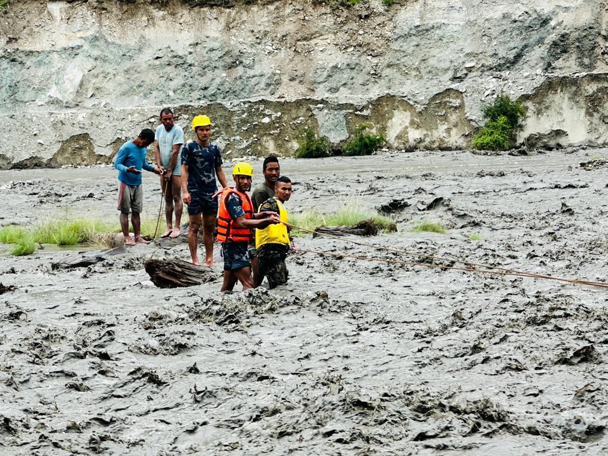 डोल्पाको ठूलीभेरी नदीको टापुमा फसेका ४ युवाको सकुशल उद्धार