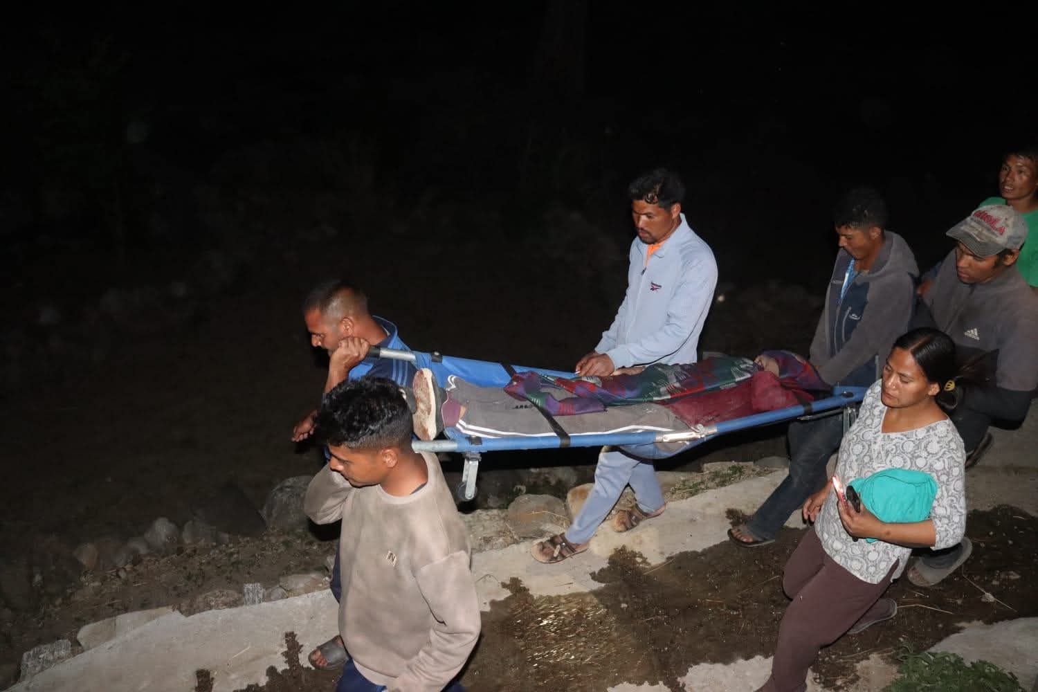 मुगुको भिर बाटोमा एक्लै सुत्केरी भइन् एक महिला, तत्काल उद्धारले जोगियो ज्यान 