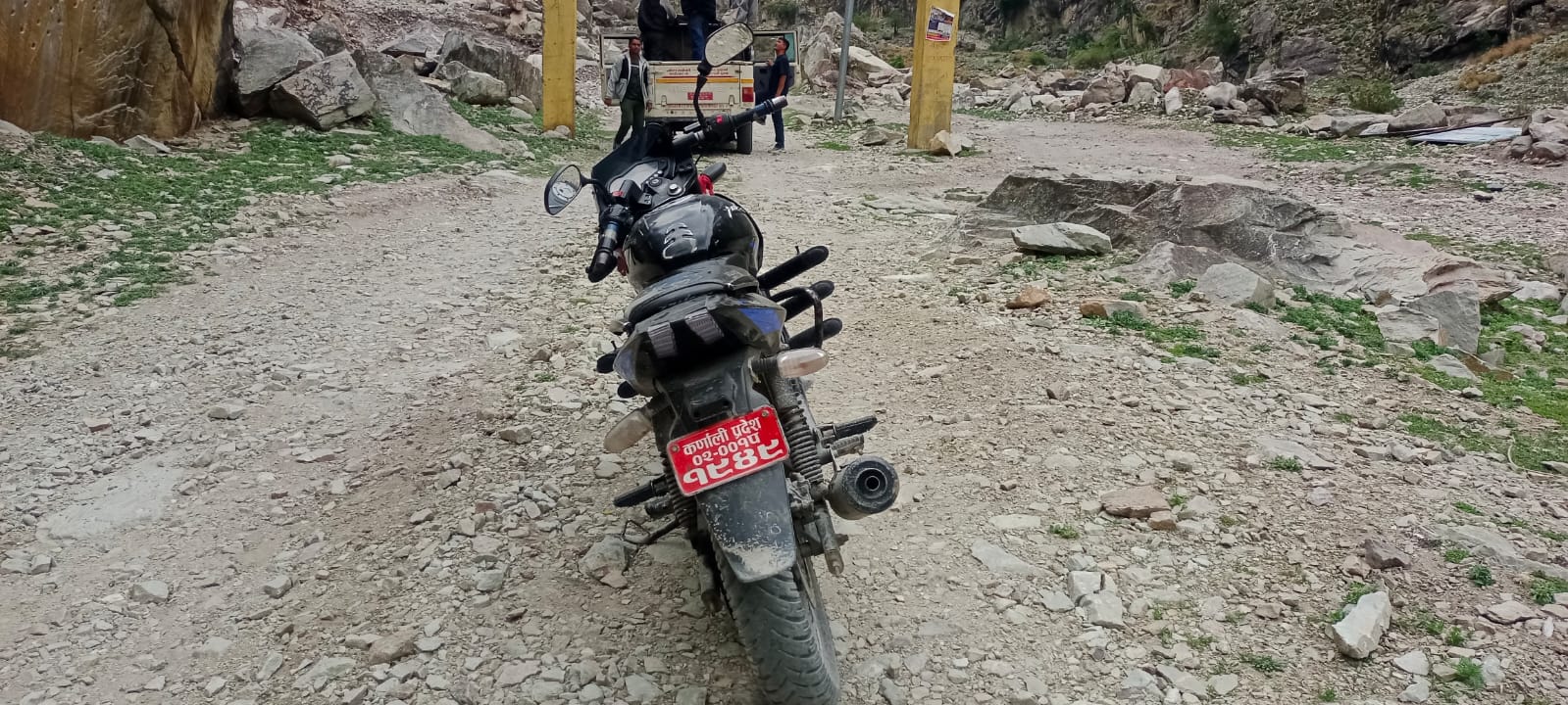 त्रिवेणीमा स्थानीयको दादागिरीः निजी जग्गामा हिँडेको भन्दै कब्जा गर्छन् सवारीसाधन  