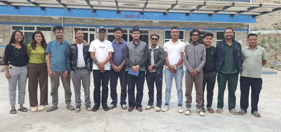 रास्वपा डोल्पाको पहलमा जिल्ला अस्पताललाई २५ प्रकारका स्वास्थ्य सामग्री हस्तान्तरण