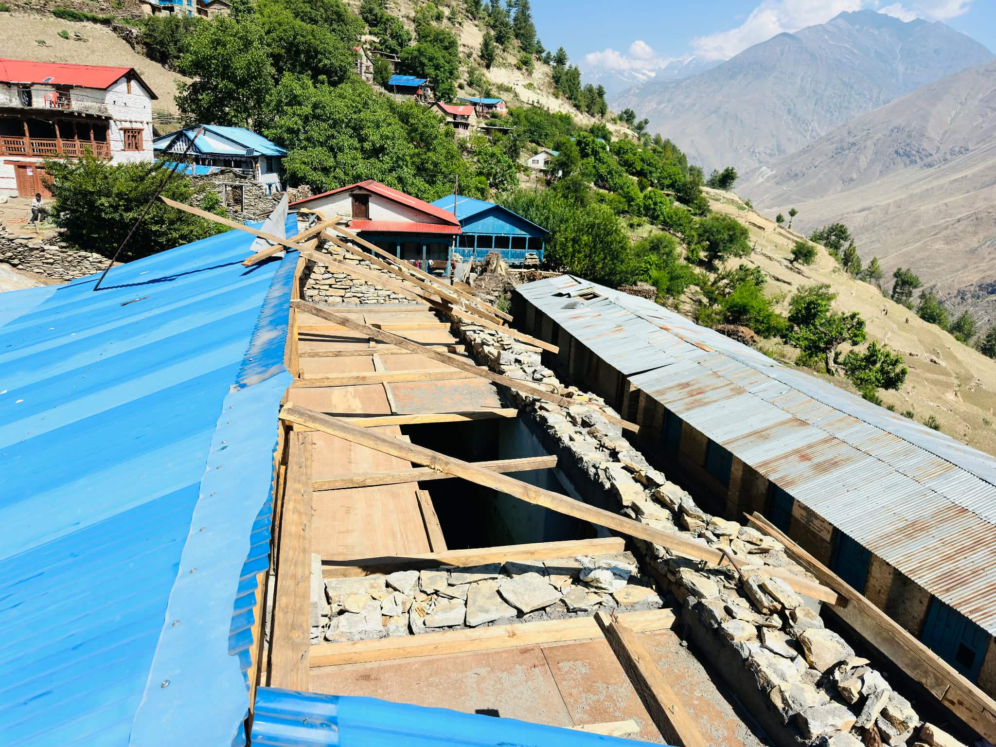 डोल्पामा हावाहुरी: मन्मा विद्यालयको छाना उडाउँदा लाखौंको क्षति, चौरमा विद्यार्थी